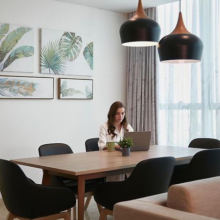 Element By Westin City Center Ad-Dauha Zewnętrze zdjęcie A woman working at home