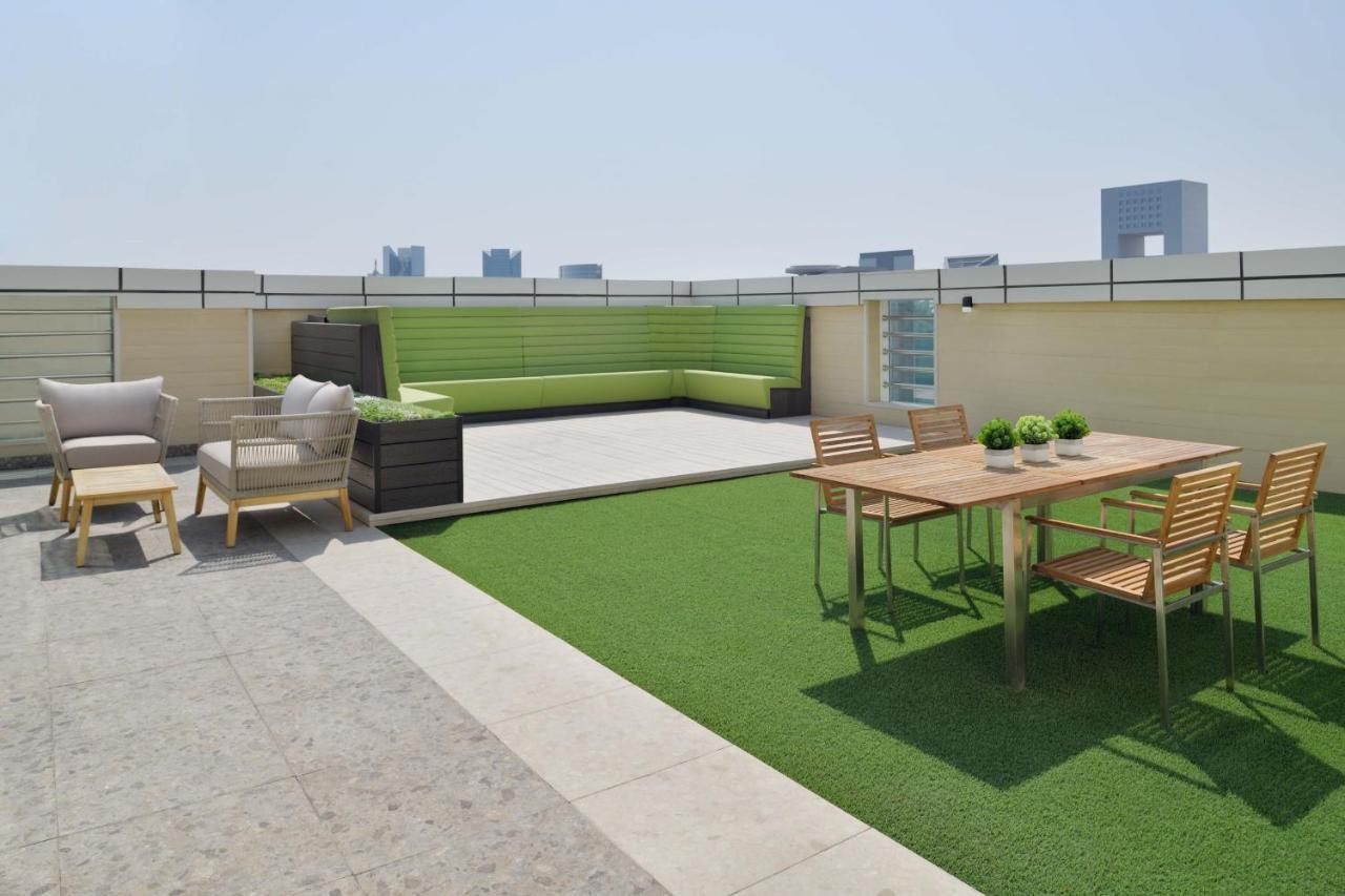 Element By Westin City Center Ad-Dauha Zewnętrze zdjęcie Artificial grass on a rooftop