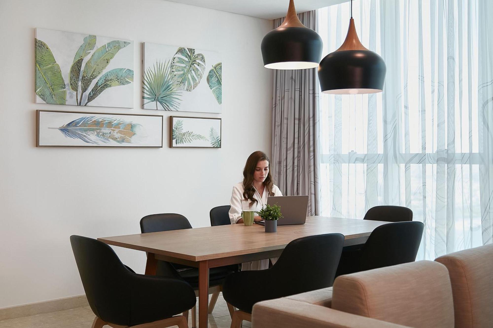 Element By Westin City Center Ad-Dauha Zewnętrze zdjęcie A woman working at home